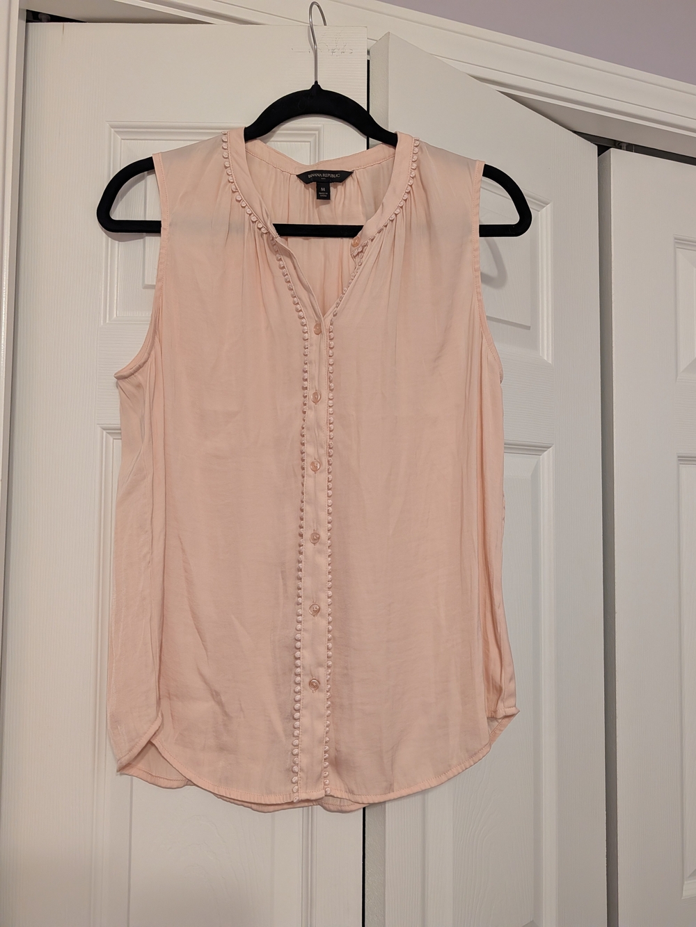 Banana Republic Sleeveless Button-Down Top in Blush Pink